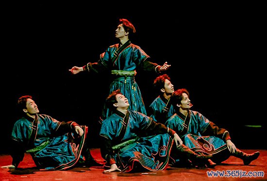 献技现场。学校供图