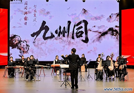 献技现场。学校供图